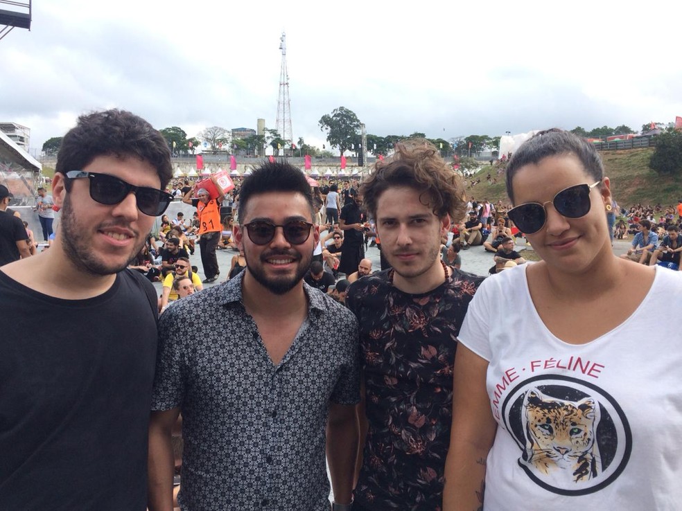 Os amigos Lui Spolador, Victor Tominaga, Leonardo Rati e Vitoria Kennedy foram ao Lollapalooza 2019 assistir ao show do Rashid — Foto: Rodrigo Ortega/G1