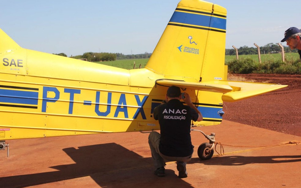 Fiscal da Anac faz vistoria em avi&atilde;o agr&iacute;cola na manh&atilde; desta ter&ccedil;a-feria (21), na opera&ccedil;&atilde;o Deriva 2, que est&aacute; sendo realizada em tr&ecirc;s cidades de Mato Grosso do Sul: Rio Brilhante, Aral Moreira e Ponta Por&atilde; (Foto: MP-MS/Divulga&ccedil;&atilde;o)