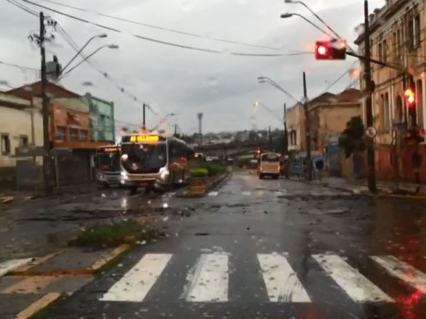 Asfalto das quadras  1 e 2 da avenida Rodrigues Alves ficou danificado após chuva (Foto: Giuliano Tamura/TV TEM)