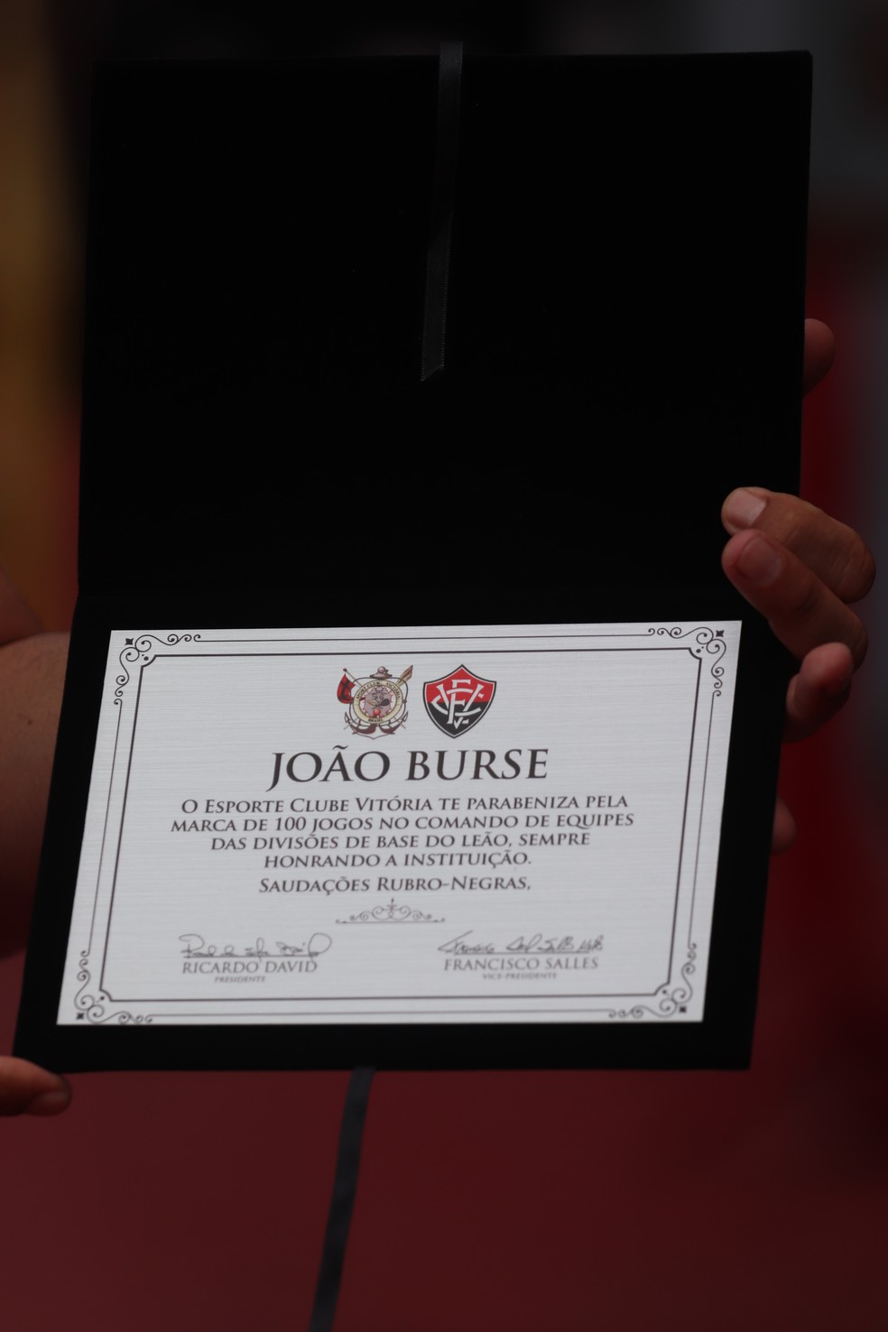 João Burse recebe placa em comemoração aos 100 jogos pela base do Vitória  — Foto: Maurícia da Matta / EC Vitória / Divulgação