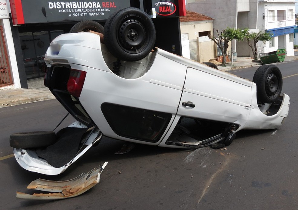 Motorista capotou veículo após bater em outro que estava estacionado, em Dracena — Foto: Jorge Zanoni 