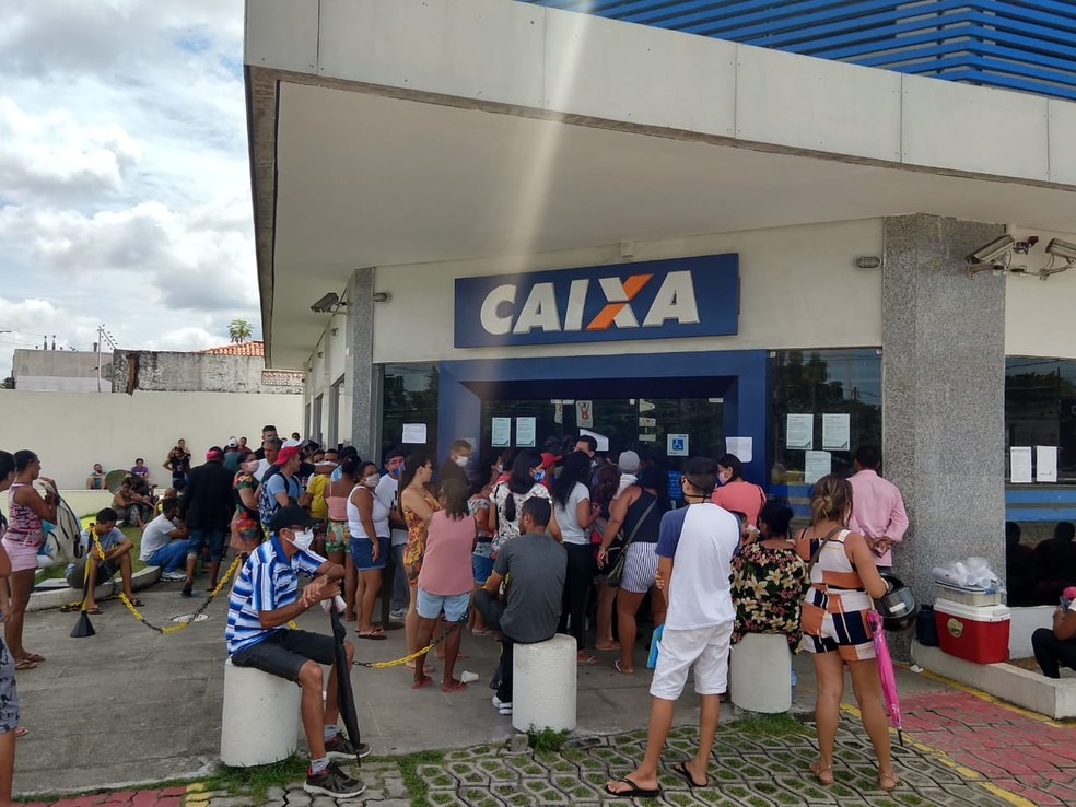Agência da Caixa Econômica em Fortaleza teve aglomerações nesta quarta-feira (15) — Foto: Helene Santos
