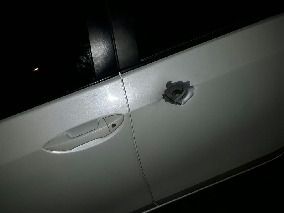 Tiro atravessou a lataria do carro e atingiu o motorista (Foto: Diego Moicano/CG na MÃ­dia)