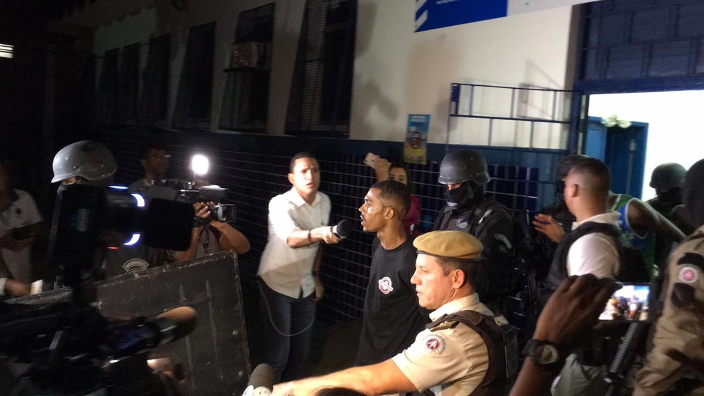 Homens invadiram posto de saúde após troca de tiros com PM na Santa Cruz, em Salvador — Foto: Alan Oliveira/ G1