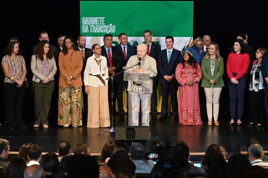 O presidente Luiz Inácio Lula da Silva com seus ministros antes da posse
