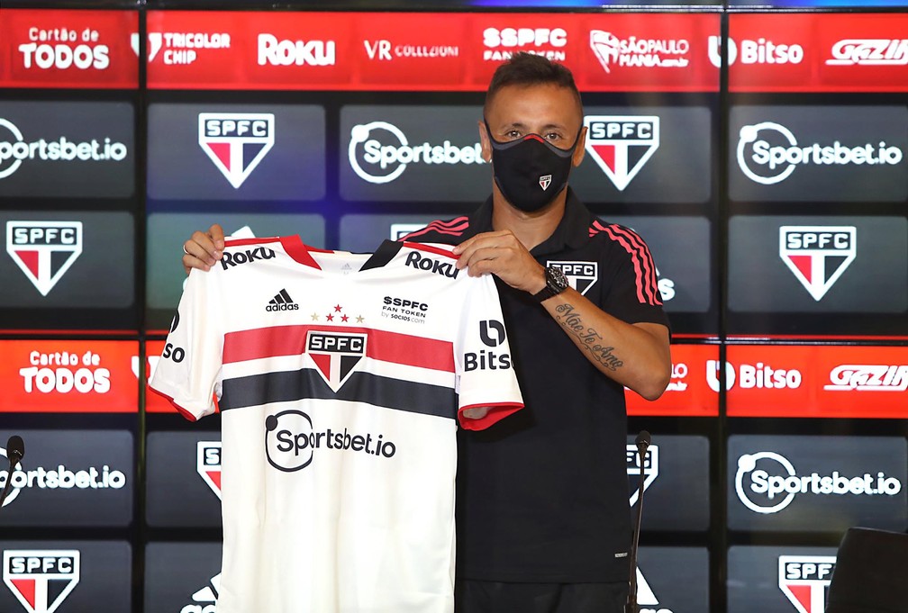 Rafinha é apresentado pelo São Paulo — Foto: Rubens Chiri / saopaulofc