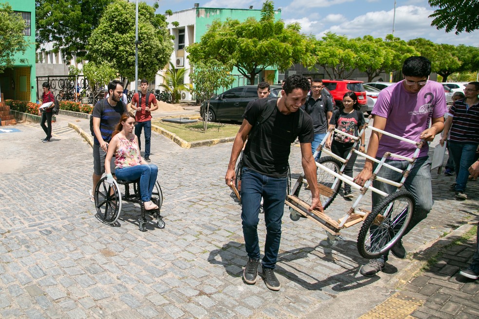 Além de produzirem os equipamentos, estudantes do IFCE identificaram dificuldades que alunos cadeirantes enfrentam.  — Foto: Divulgação/IFCE