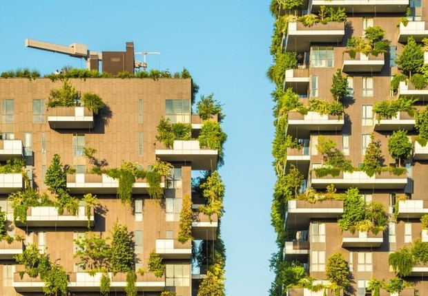 O Bosco Verticale é um modelo de edifício residencial sustentável em Milão, na Itália (Foto: Getty Images via BBC)