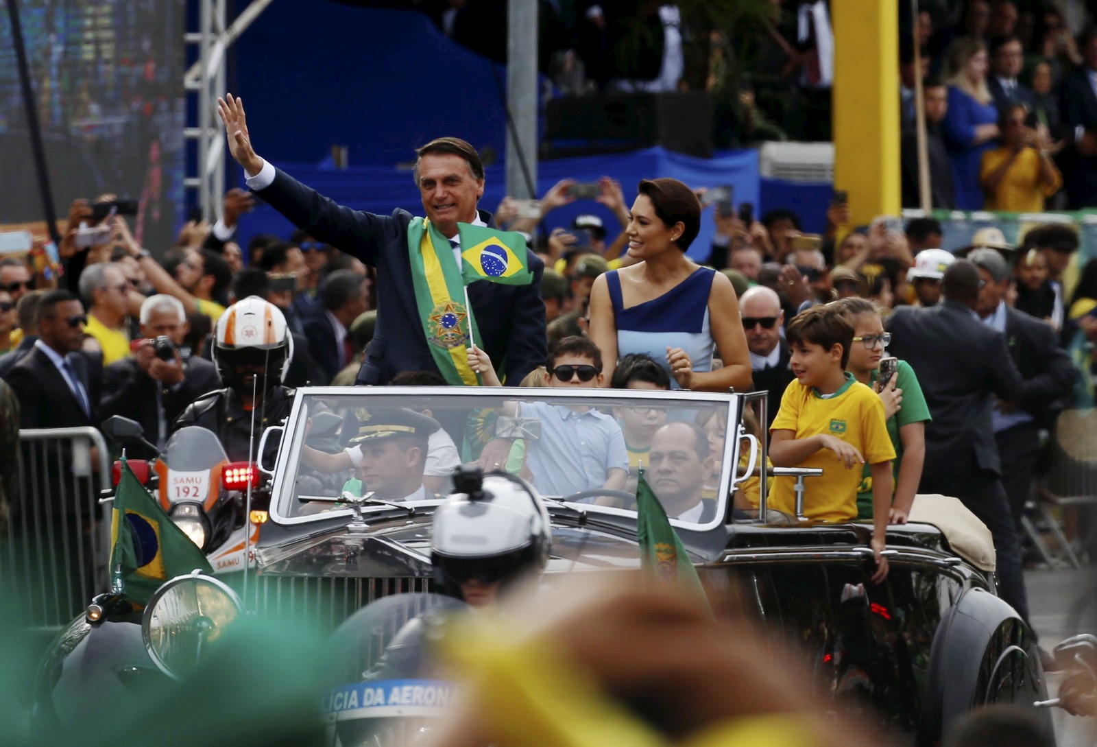 Jair Bolsonaro acena em carro aberto ao lado da primeira-dama Michelle, durante desfile de 7 de setembro em Brasília — Foto: Cristiano Mariz/Agência O Globo