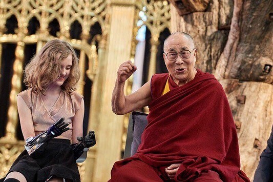 Tilly já conheceu Dalai Lama (Foto: reprodução- @tilly.lockey)