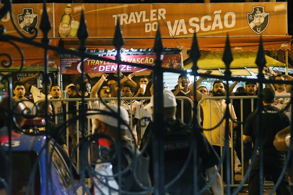 Torcedores do Vasco protestam ap�s derrota para o Flamengo � Foto: Andr� Dur�o/ge