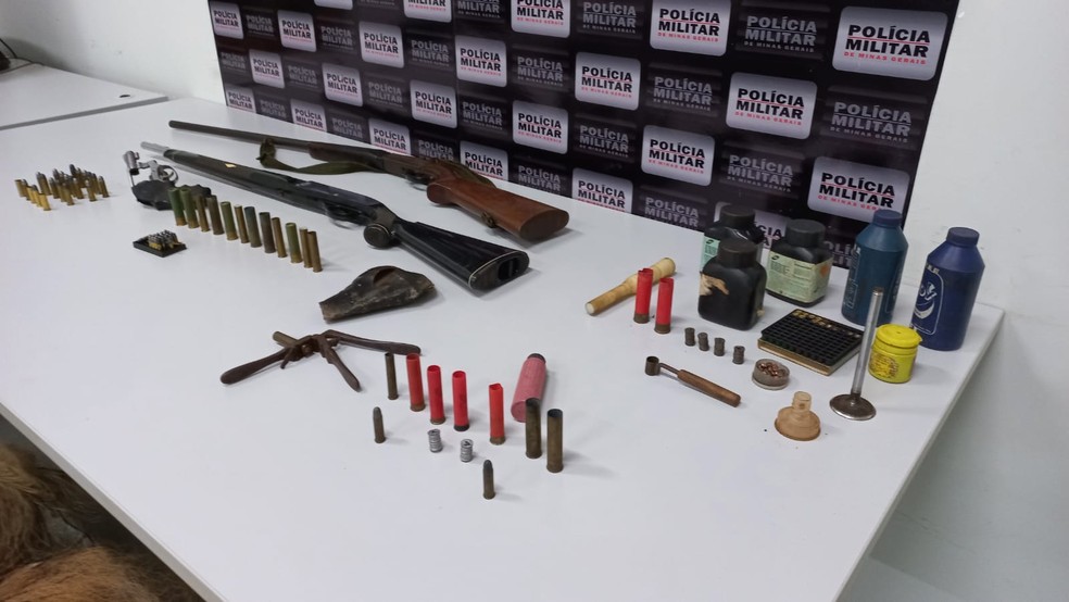 Armas de fogo e munições foram apreendidas durante a Operação Inconfidência Mineira em Ituiutaba e Gurinhatã — Foto: PMMA/Divulgação