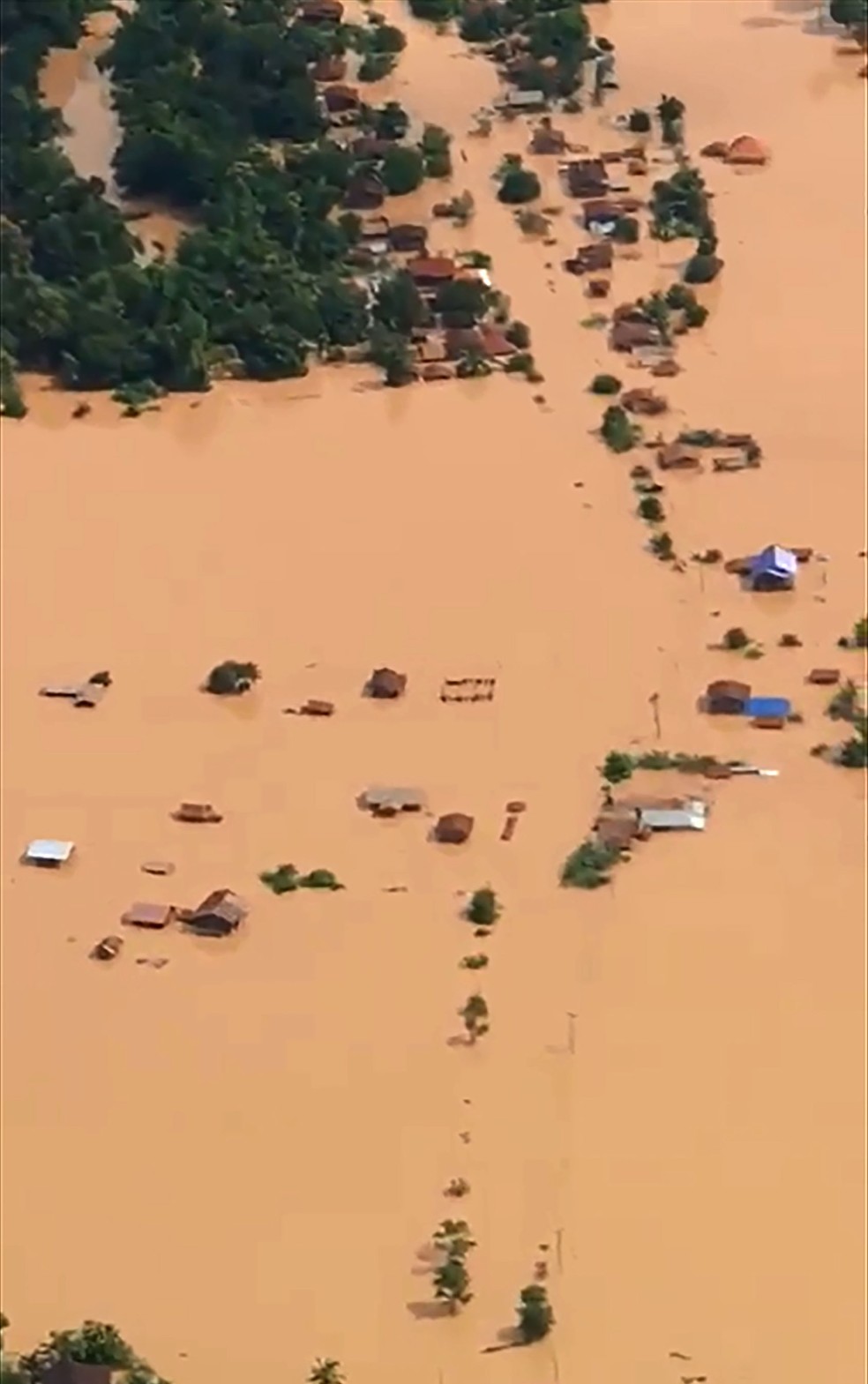 Imagem aérea mostra região inundada na província de Attapeu, no Laos, após ruptura de represa  (Foto: ABC LAOS / AFP)