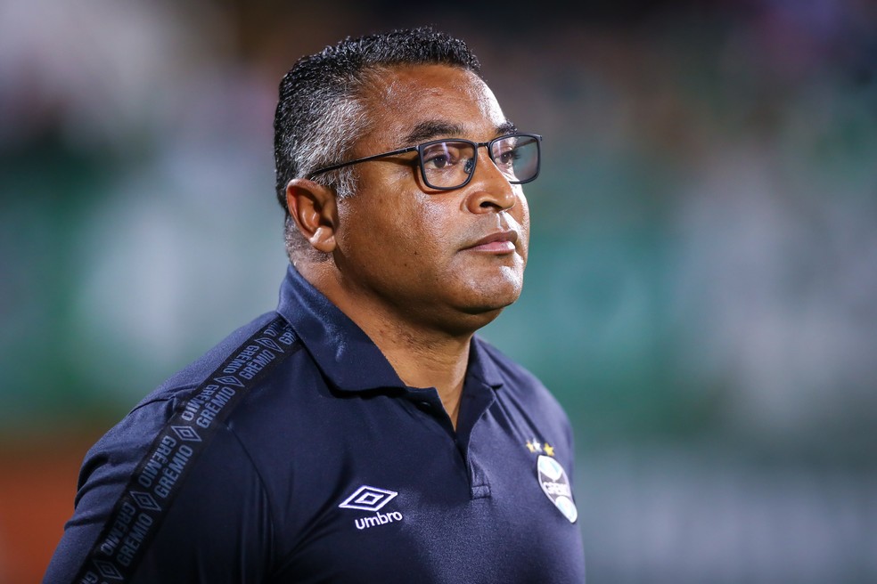 Roger Machado em duelo do Grêmio com a Chape — Foto: Lucas Uebel/Grêmio
