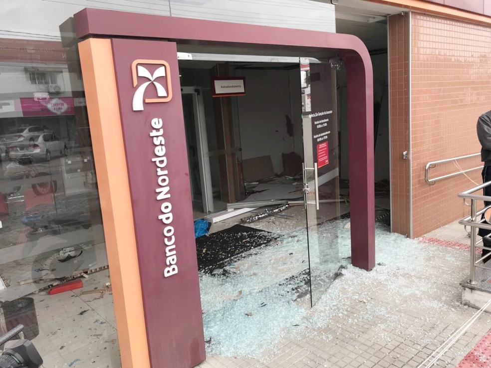Vidraças foram estilhaçadas pela força da explosão; foi o segundo ataque este ano contra a agência (Foto: Kleber Teixeira/Inter TV Cabugi)