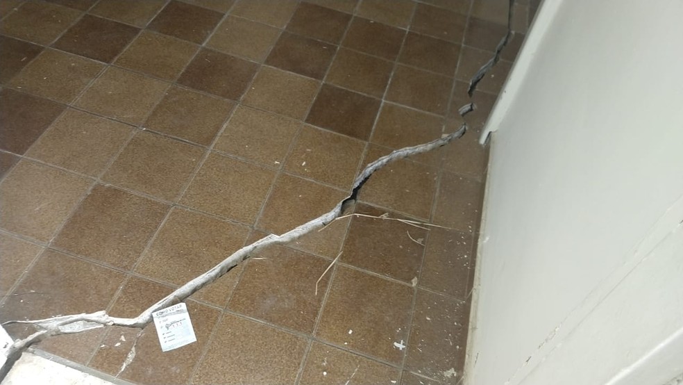 Casa no Pinheiro, em Maceió, também teve o piso rachado — Foto: Yasmin Pontual/TV Gazeta