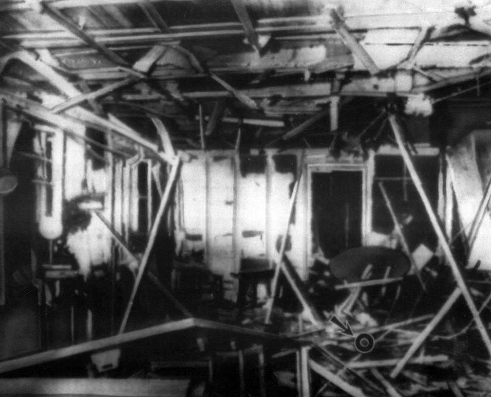 Foto de 1944 mostra o interior da "Toca do Lobo" destruída após uma tentativa de assassinato de Hitler, que estava em pé no local apontado pela seta na imagem — Foto: AP