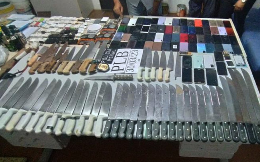 Trinta e duas facas e cerca de 70 celulares são apreendidos em penitenciária de Salvador  — Foto: SEAP