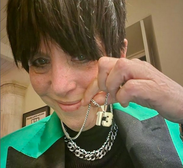 A compositora Diane Warren com o colar com a referência às suas 13 indicações ao Oscar (Foto: Instagram)