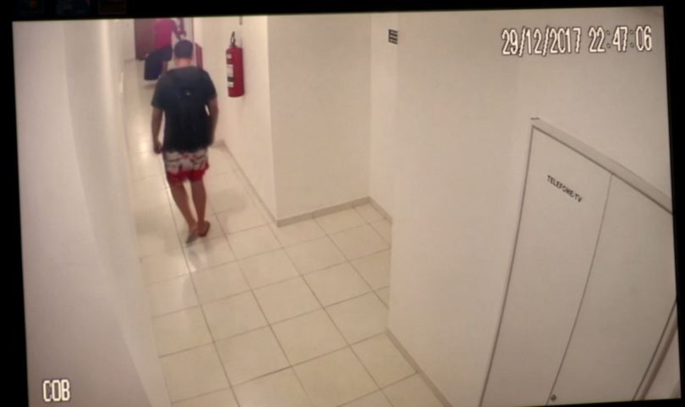 Marido da vítima chega ao apartamento onde eles moravam, em Vitória (Foto: Reprodução/ TV Gazeta)
