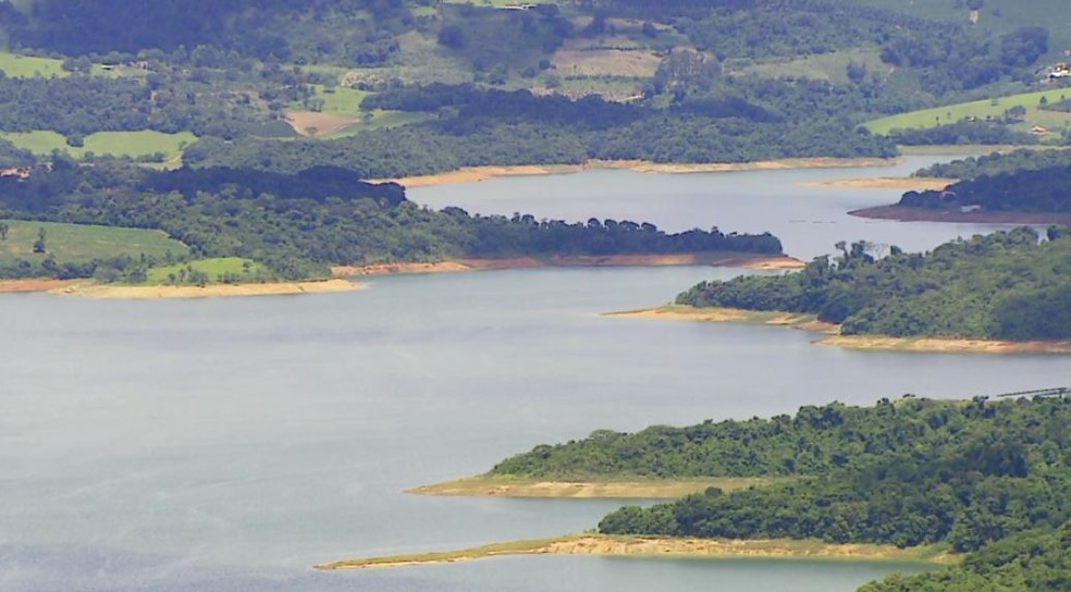 Aumento de nível da água em represa de Caconde, SP, atrai turistas — Foto: Reprodução/EPTV