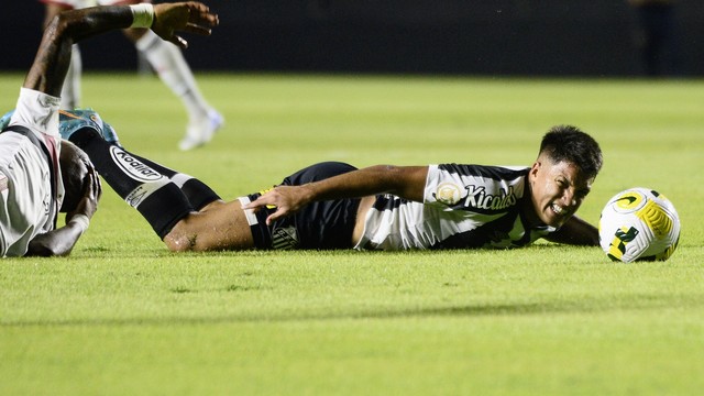 Marcos Leonardo fica caído no gramado após disputa de bola