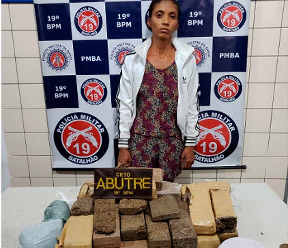 Mulher foi presa após ser flagrada enterrando 14kg de maconha em terreno baldio no sudoeste da Bahia (Foto: Divulgação/SSP-BA)