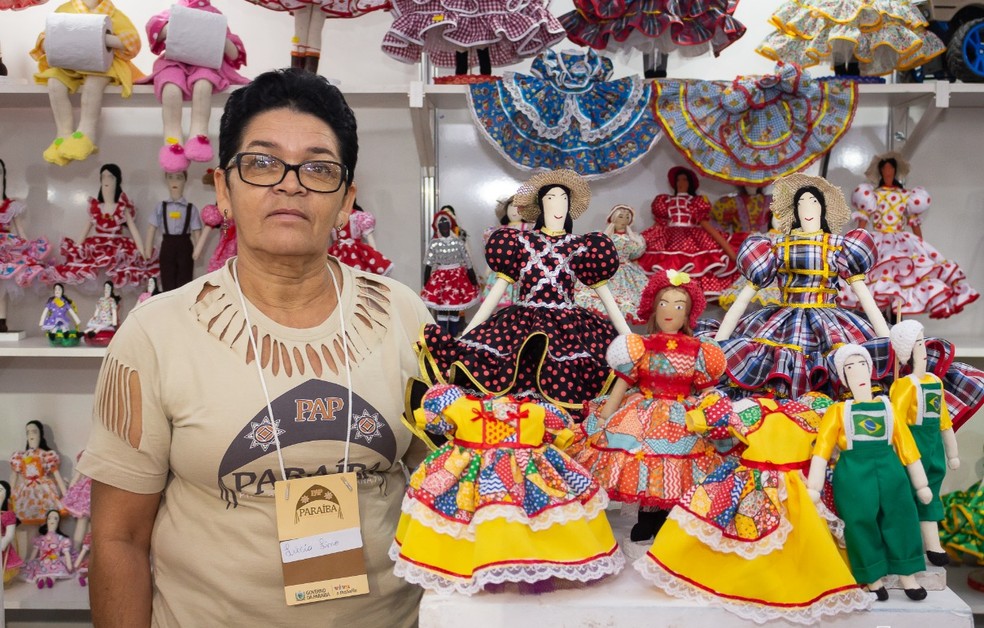 Lúcia de Fátima é a oficineira da produção de bonecas de pano no Salão de Artesanato da Paraíba (Foto: Diogo Marques​​)
