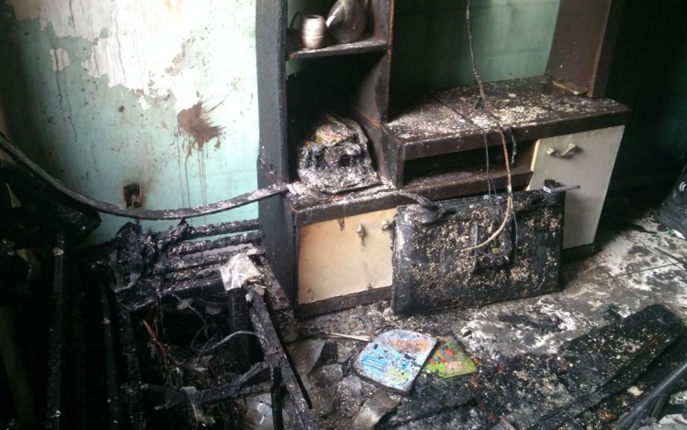 Móveis e objetos da casa foram destruídos (Foto: Corpo de Bombeiros)