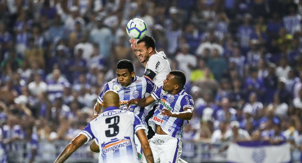 Dawhan entra na disputa de bola com Réver, contra o Atlético-MG — Foto: Bruno Cantini/Atlético-MG