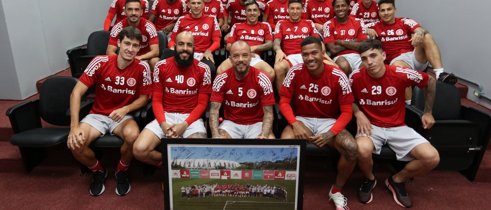 D'Alessandro recebe homenagem de elenco, comissão técnica e funcionários do Inter — Foto: Ricardo Duarte/Divulgação Inter