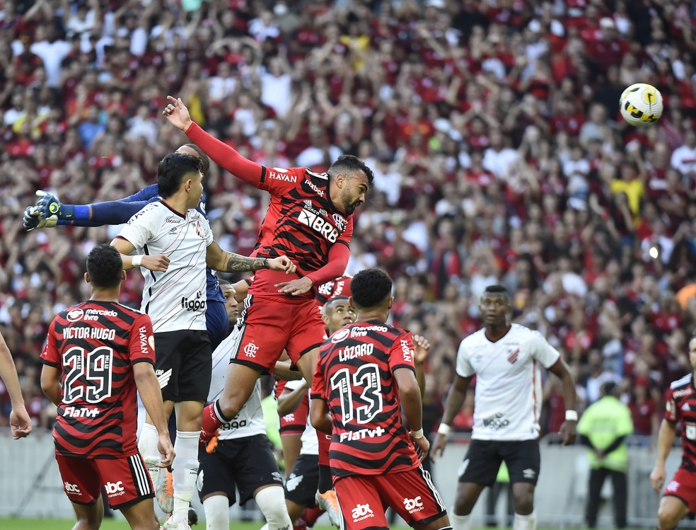 Fabricio Bruno marca mais um gol do Flamengo contra o Athletico-PR — Foto: André Durão