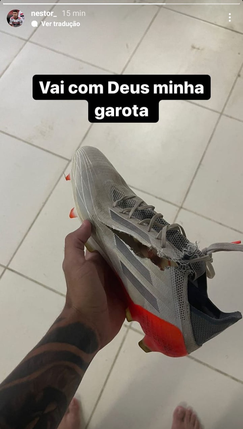 Nestor, do São Paulo, tem chuteira rasgada e se 