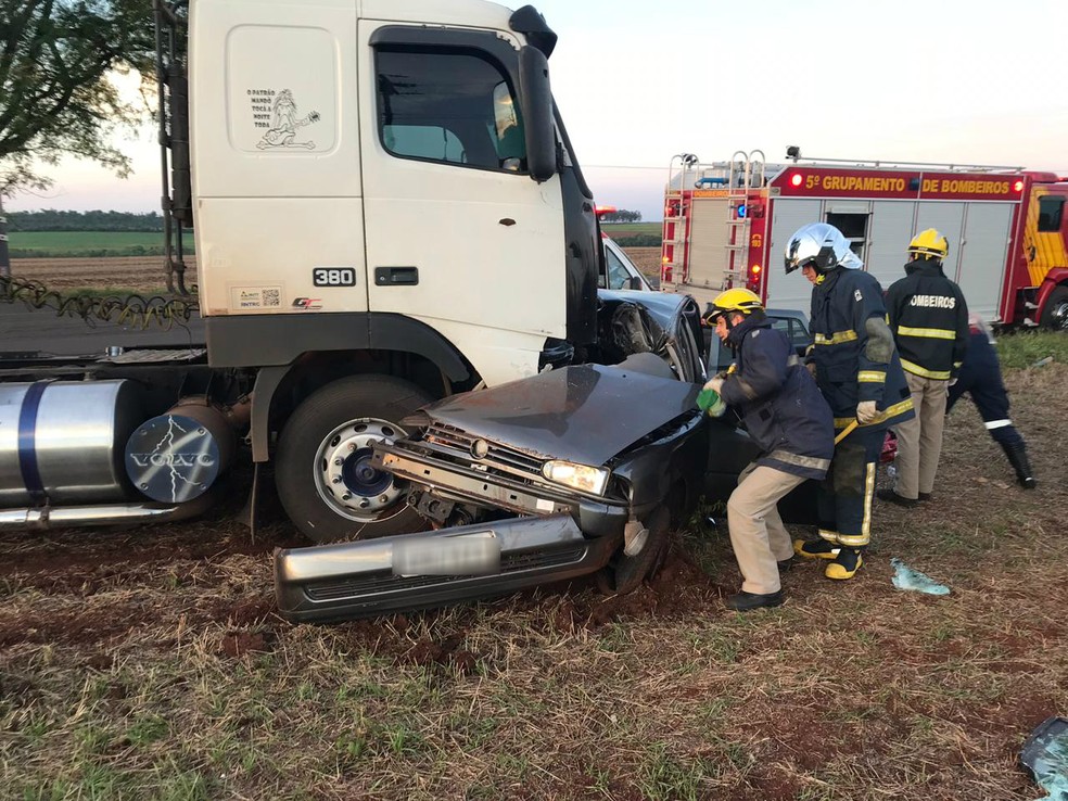 Carro e caminhÃ£o bateram na PR-323, em Jussara, no noroeste do ParanÃ¡; motorista do carro morreu no local â Foto: PRE-PR/DivulgaÃ§Ã£o