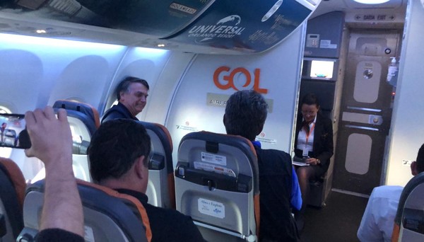 Espumante e grito de 'cadeia': como foi a viagem de avião de Bolsonaro