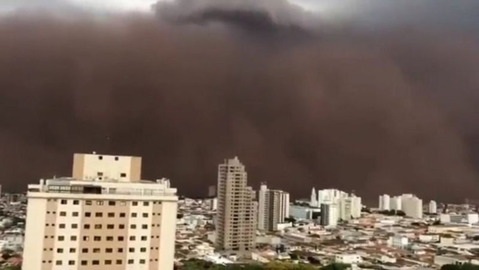 Nuvem de poeira registrada em cidades do interior de São Paulo — Foto: Twitter via BBC