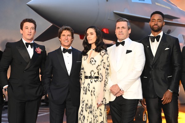 Tom Cruise na companhia de Miles Teller, Jennifer Connelly, Jon Hamm e Jay Ellis no lançamento de Top Gun: Maverick (2022) em Londres (Foto: Getty Images)