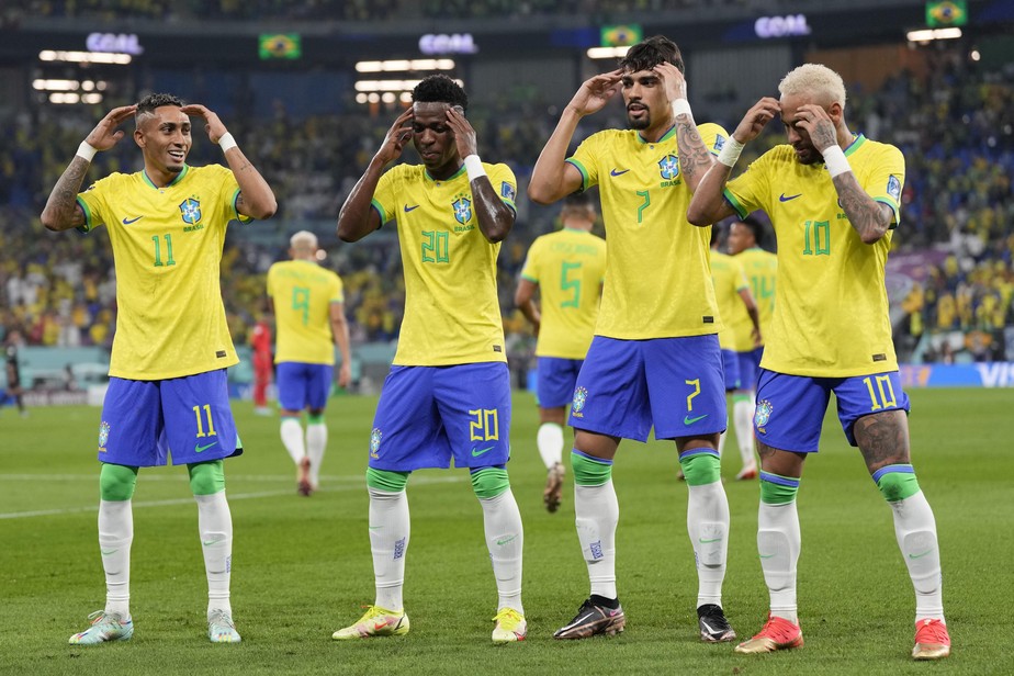 Rafinha, Vini Jr., Paquetá e Neymar comemoram um dos gols do Brasil na goleada sobre a Coreia