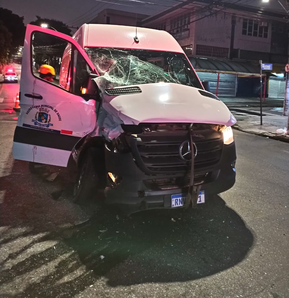 Parte dianteira da van ficou danificada após batida com ônibus — Foto: Redes sociais