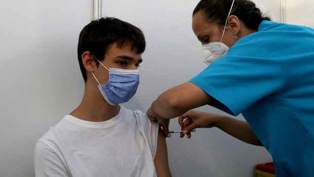 vacinacao, vacinacao de adolescentes (Foto: NurPhoto / Getty Images)