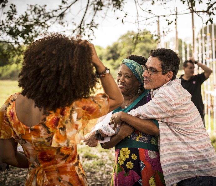 Sob os olhares de Mariene de Castro, o diretor Antonio Karnewale dá um abraço carinhoso em Suely Bispo (Foto: Inácio Moraes/ Gshow)