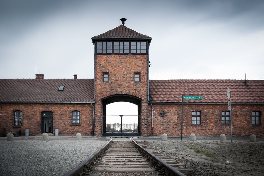 Imagem da entrada do campo de concentração de Auschwitz
