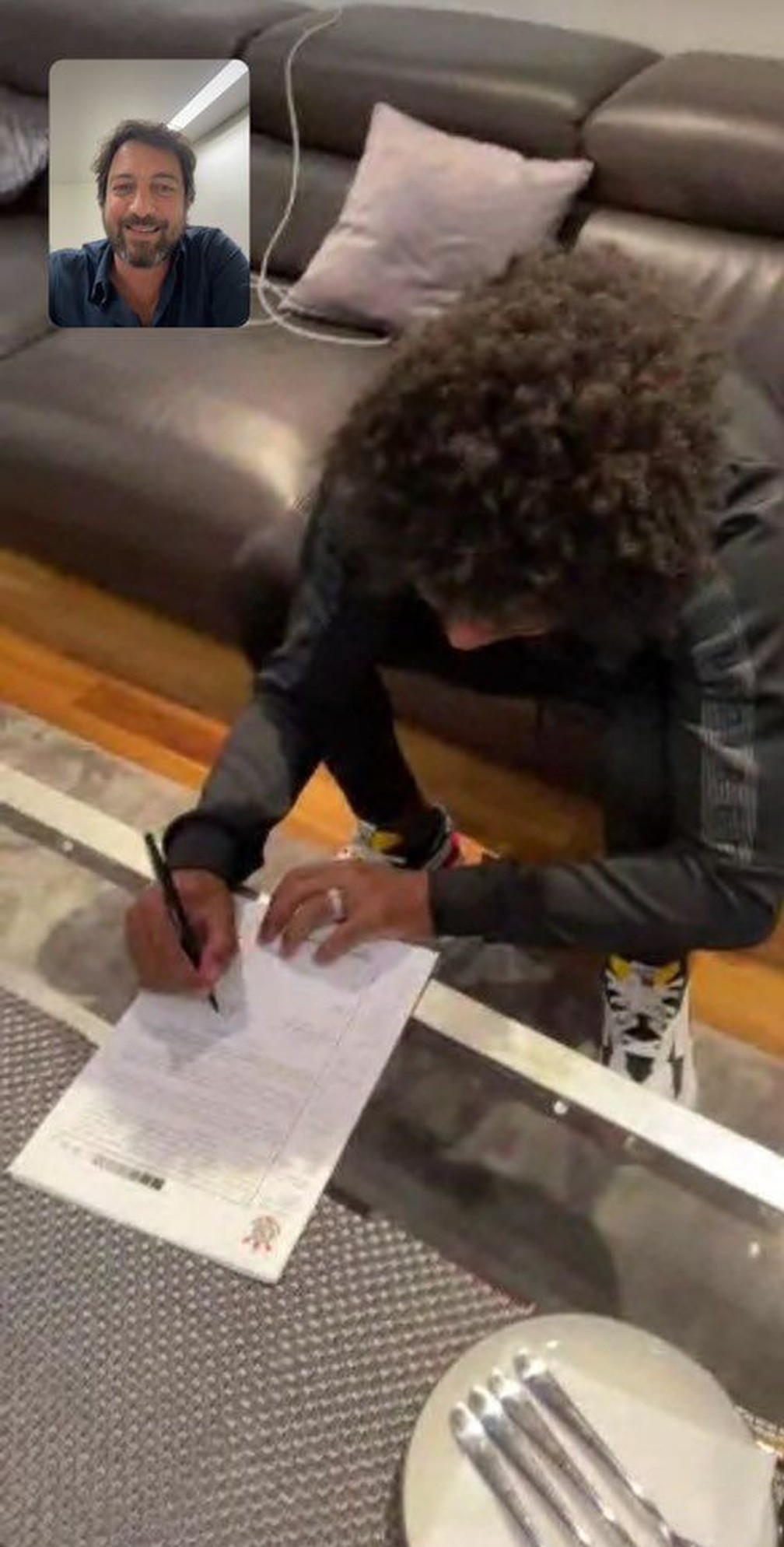 Corinthians publica e apaga imagem de Willian assinando pré-contrato