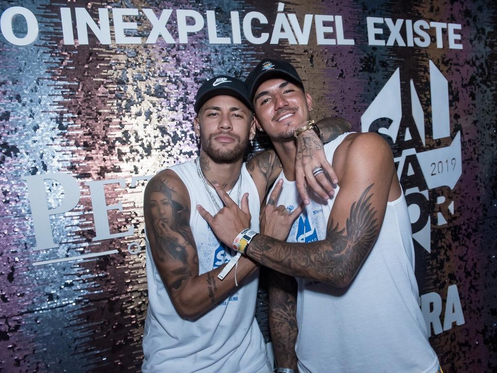 Neymar e Gabriel Medina curtem carnaval de Salvador em camarote — Foto: Ali Karakas e Caio Duran
