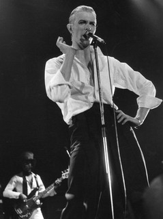 Já no final da década de 70, Bowie mudou o visual de forma radical e passou a adotar um figurino minimalista, composto com camisa branca e calça preta, dupla que se tornou seu uniforme de palco