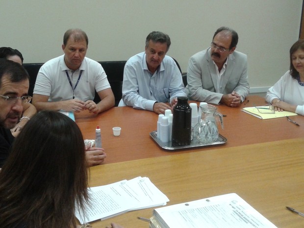 Reunião para assinatura de TAC que obriga Sabesp a tratar esgoto em Águas de São Pedro (Foto: Alessandro Meirelles/Prefeitura de Águas de São Pedro)