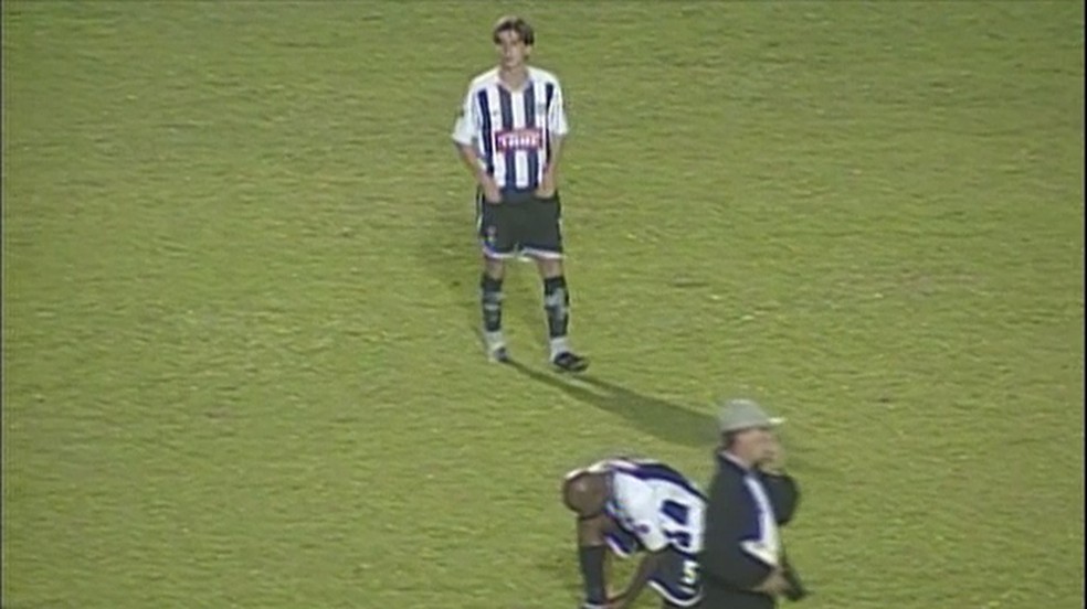 Filipe Luís em partida contra o Santos quando ainda defendia o Figueirense — Foto: Reprodução