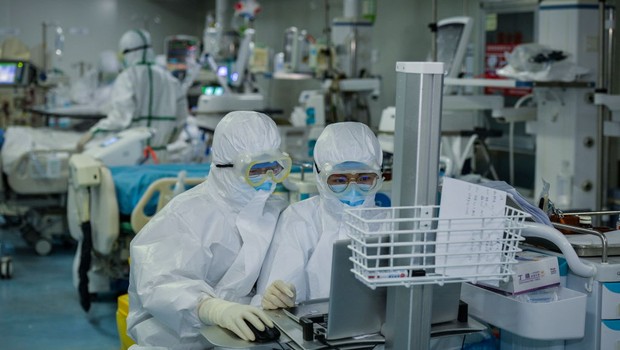 Unidade de tratamento intensivo em hospital construído para tratar pacientes com coronavírus em Wuhan, na China (Foto: Feature China/Barcroft Media via Getty Images)