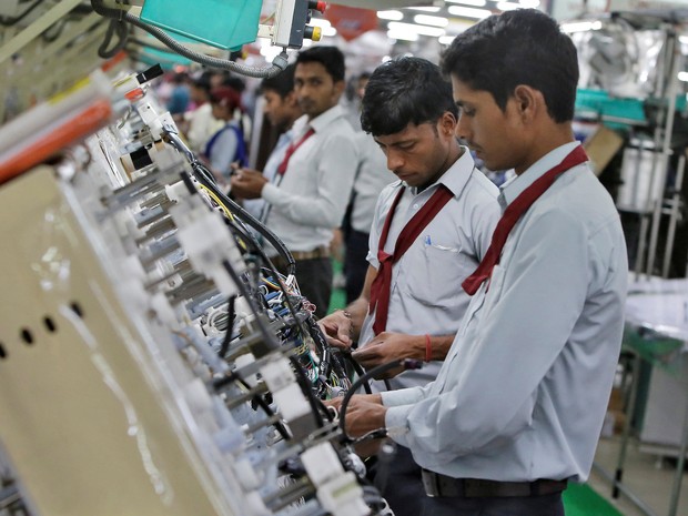 Operários trabalham na linha de montagem de fiação de carros em uma fábrica em Noida, Índia (Foto: Anindito Mukherjee / Índia)