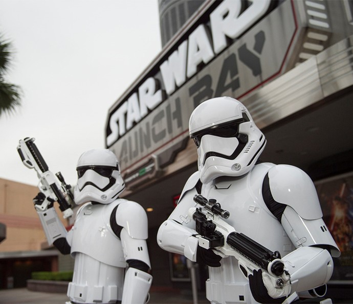 Famílias podem aproveitar os quatro parques temáticos, como o Disney’s Hollywood Studios, onde em dezembro foi inaugurado o Star Wars Launch Bay (Foto: Walt Disney World)